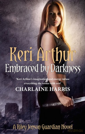 Embraced By Darkness: Number 5 in series (Riley Jenson Guardian) - Keri Arthur [KSIĄŻKA]