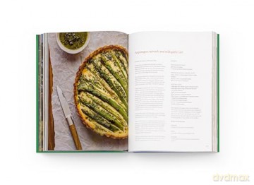 Estate Life: Living and Entertaining at Daylesford: Organic Lifestyle in the Cotswolds - Carole Bamford Mart [KSIĄŻKA]