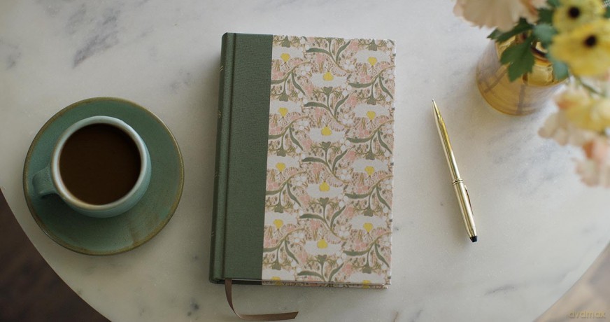 ESV Women's Study Bible, Artist Series (Cloth over Board, Lulie Wallace, Emma): English Standard Version, Cloth Over Board (Crossway's Artist) [KSIĄŻKA]