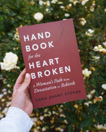Handbook for the Heartbroken: A Woman's Path from Devastation to Rebirth - Avant, Sara Stover [KSIĄŻKA]