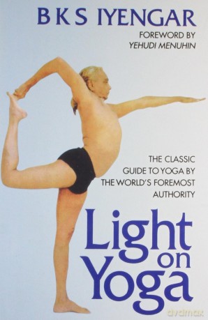 Harper Collins India Light on Yoga: The Classic Guide to Yoga by the World's Foremost Authority - B K S Iyengar [KSIĄŻKA]