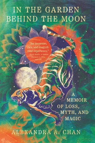 In the Garden Behind the Moon: A Memoir of Loss, Myth, and Magic - A Chan [KSIĄŻKA]