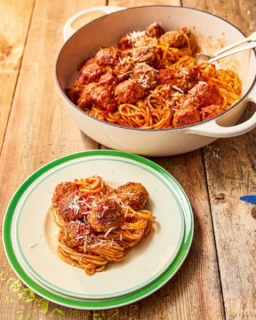 Let's Cook: Fun and easy recipes for kids from the CBBC show Cooking Buddies - Buddy Oliver [KSIĄŻKA]
