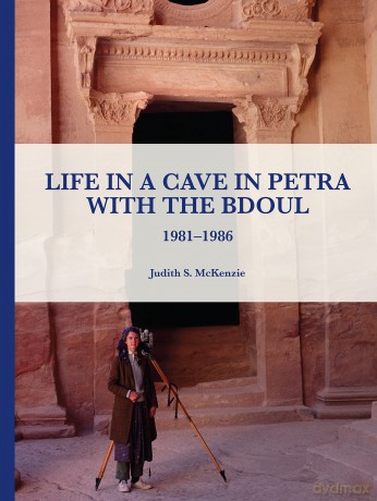 Life in a Cave in Petra with the Bdoul: 1981-1986 (Manar al-Athar Monographs) - Judith S. Mckenzie [KSIĄŻKA]