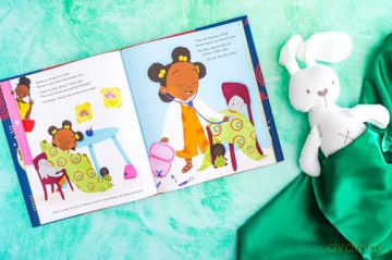 Mama's Sleeping Scarf: This incredible new illustrated children's picture book about family, love and the mother-daughter relationship comes from award-winning Chimamanda Ngozi Adichie - C Ngozi Adichie [KSIĄŻKA]