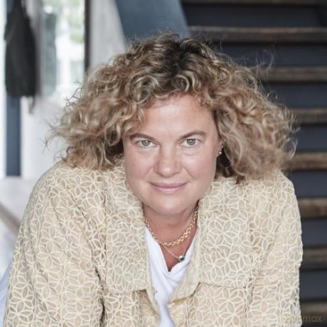 Much More To Come: 'Warm, witty and wise': How to survive your midlife crisis and navigate the highs and lows of menopause, empty nests, second careers, dating post-divorce and more - Eleanor Mills [KSIĄŻKA]
