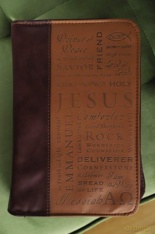 Names of Jesus Bible Cover, Zippered, Italian Duo-Tone Imitation Leather, Brown/Tan, Extra Large - Zondervan [KSIĄŻKA]