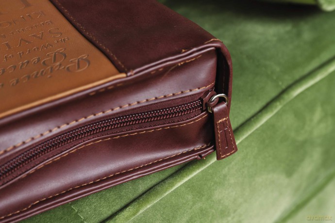 Names of Jesus Bible Cover, Zippered, Italian Duo-Tone Imitation Leather, Brown/Tan, Extra Large - Zondervan [KSIĄŻKA]