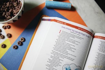 NIrV, The Illustrated Holy Bible for Kids, Leathersoft, Yellow, Full Color, Comfort Print: Over 750 Images [KSIĄŻKA]