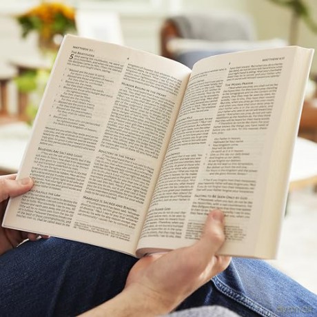 NKJV Large Print Outreach New Testament Bible, Cross Softcover, Comfort Print: New King James Version Outreach New Testament, Comfort Print [KSIĄŻKA]