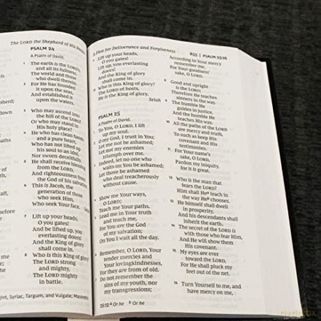 NKJV, Pew Bible, Large Print, Hardcover, Black, Red Letter, Comfort Print: Holy Bible, New King James Version [KSIĄŻKA]