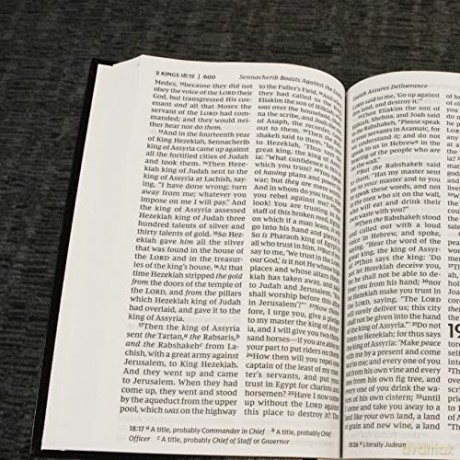 NKJV, Pew Bible, Large Print, Hardcover, Burgundy, Red Letter, Comfort Print: Holy Bible, New King James Version [KSIĄŻKA]
