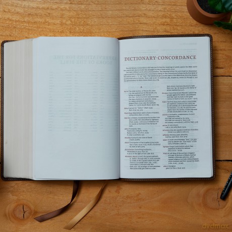 NKJV, Single-Column Wide-Margin Reference Bible, Leathersoft, Brown, Red Letter, Comfort Print: Holy Bible, New King James Version [KSIĄŻKA]
