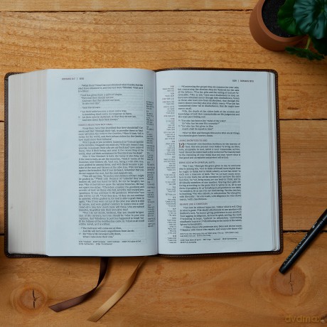 NKJV, Single-Column Wide-Margin Reference Bible, Leathersoft, Brown, Red Letter, Comfort Print: Holy Bible, New King James Version [KSIĄŻKA]
