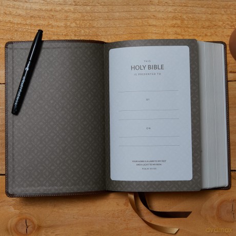 NKJV, Single-Column Wide-Margin Reference Bible, Leathersoft, Brown, Red Letter, Comfort Print: Holy Bible, New King James Version [KSIĄŻKA]