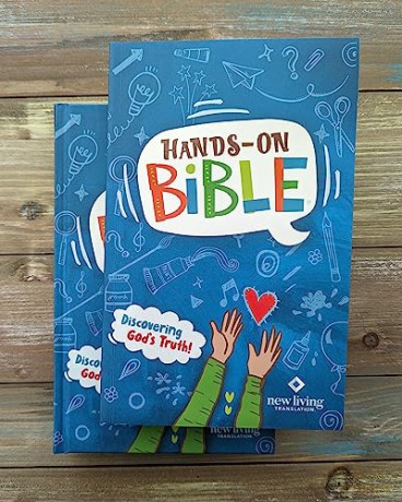 NLT Hands-On Bible, Third Edition (Softcover): New Living Translation: Discovering God's Truth!: New Living Translation, Full-Color Interior, Key Verse Activities, Fun Facts [KSIĄŻKA]