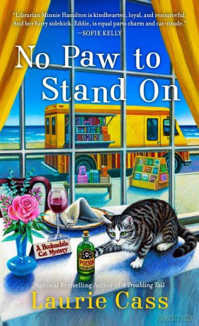 No Paw to Stand On: 12 (A Bookmobile Cat Mystery) - Laurie Cass [KSIĄŻKA]