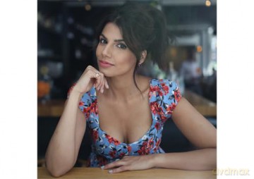 One Bake, Two Ways: The sweet new 2024 home baking summer cookbook from GBBO finalist that includes easy simple cake and dessert vegan recipes, as seen on Channel 4's The Great British Bake Off - Ruby Bhogal [KSIĄŻKA]