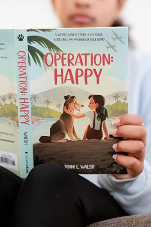 Operation: Happy: A World War II Story of Courage, Resilience, and an Unbreakable Bond - Walsh Jenni L [KSIĄŻKA]