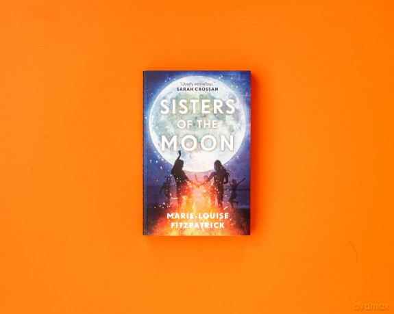 Sisters of the Moon - Marie-L Fitzpatrick [KSIĄŻKA]