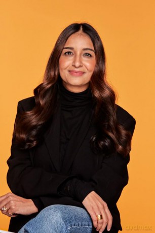 South Asian Beauty: The new how-to beauty guide full of practical tutorials, tips, tricks and advice on skincare routines, hair, makeup and self-care - Sonia Haria [KSIĄŻKA]