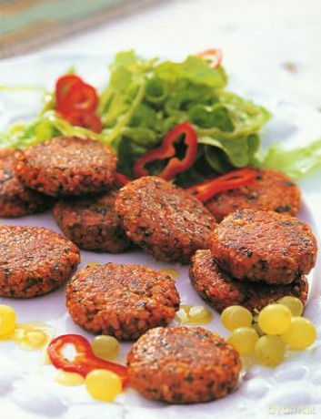 The Animal-Friendly Cookbook: Vegetarian and Vegan Chefs in Service to the Animals [KSIĄŻKA]