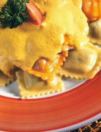 The Animal-Friendly Cookbook: Vegetarian and Vegan Chefs in Service to the Animals [KSIĄŻKA]