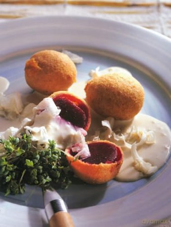 The Animal-Friendly Cookbook: Vegetarian and Vegan Chefs in Service to the Animals [KSIĄŻKA]