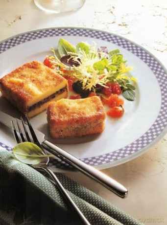 The Animal-Friendly Cookbook: Vegetarian and Vegan Chefs in Service to the Animals [KSIĄŻKA]