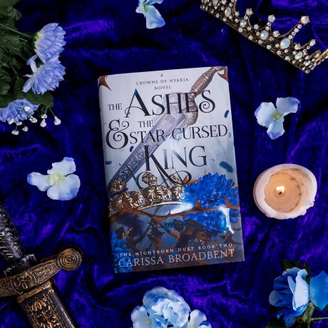 The Ashes and the Star-Cursed King: The heart-wrenching second book in the bestselling romantasy series Crowns of Nyaxia - Carissa Broadbent [KSIĄŻKA]