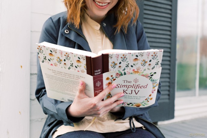 The Barbour Simplified KJV (Wildflower Medley): The Simplified KJV Wildflower Medley - Compiled By Barbour [KSIĄŻKA]
