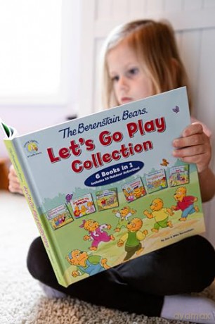 The Berenstain Bears Let's Go Play Collection: 6 Books in 1 (Berenstain Bears/Living Lights: A Faith Story) - Mike Berenstain [KSIĄŻKA]
