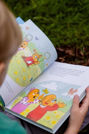 The Berenstain Bears Let's Go Play Collection: 6 Books in 1 (Berenstain Bears/Living Lights: A Faith Story) - Mike Berenstain [KSIĄŻKA]