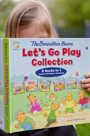 The Berenstain Bears Let's Go Play Collection: 6 Books in 1 (Berenstain Bears/Living Lights: A Faith Story) - Mike Berenstain [KSIĄŻKA]