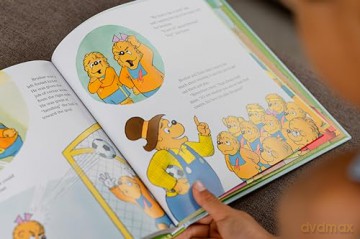 The Berenstain Bears Let's Go Play Collection: 6 Books in 1 (Berenstain Bears/Living Lights: A Faith Story) - Mike Berenstain [KSIĄŻKA]
