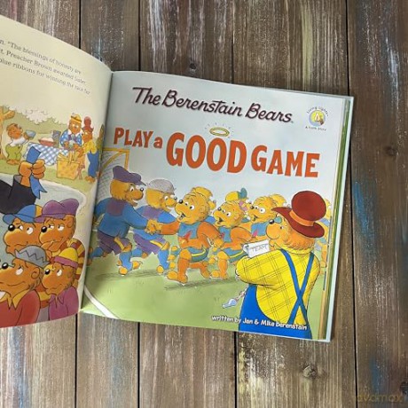 The Berenstain Bears Let's Go Play Collection: 6 Books in 1 (Berenstain Bears/Living Lights: A Faith Story) - Mike Berenstain [KSIĄŻKA]