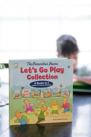 The Berenstain Bears Let's Go Play Collection: 6 Books in 1 (Berenstain Bears/Living Lights: A Faith Story) - Mike Berenstain [KSIĄŻKA]