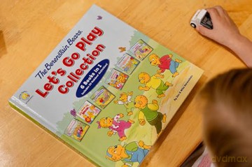 The Berenstain Bears Let's Go Play Collection: 6 Books in 1 (Berenstain Bears/Living Lights: A Faith Story) - Mike Berenstain [KSIĄŻKA]