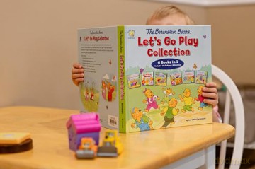 The Berenstain Bears Let's Go Play Collection: 6 Books in 1 (Berenstain Bears/Living Lights: A Faith Story) - Mike Berenstain [KSIĄŻKA]