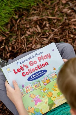 The Berenstain Bears Let's Go Play Collection: 6 Books in 1 (Berenstain Bears/Living Lights: A Faith Story) - Mike Berenstain [KSIĄŻKA]