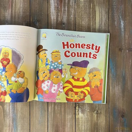 The Berenstain Bears Let's Go Play Collection: 6 Books in 1 (Berenstain Bears/Living Lights: A Faith Story) - Mike Berenstain [KSIĄŻKA]