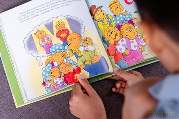 The Berenstain Bears Let's Go Play Collection: 6 Books in 1 (Berenstain Bears/Living Lights: A Faith Story) - Mike Berenstain [KSIĄŻKA]