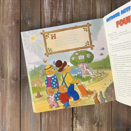 The Berenstain Bears Let's Go Play Collection: 6 Books in 1 (Berenstain Bears/Living Lights: A Faith Story) - Mike Berenstain [KSIĄŻKA]