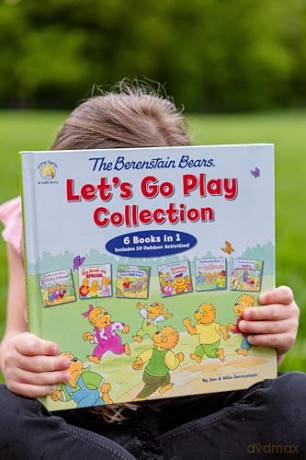 The Berenstain Bears Let's Go Play Collection: 6 Books in 1 (Berenstain Bears/Living Lights: A Faith Story) - Mike Berenstain [KSIĄŻKA]