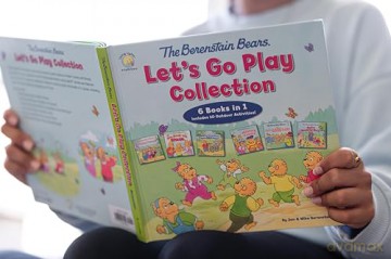 The Berenstain Bears Let's Go Play Collection: 6 Books in 1 (Berenstain Bears/Living Lights: A Faith Story) - Mike Berenstain [KSIĄŻKA]