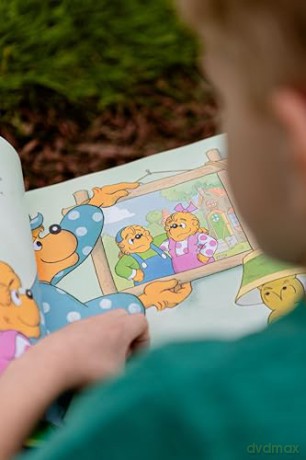 The Berenstain Bears Let's Go Play Collection: 6 Books in 1 (Berenstain Bears/Living Lights: A Faith Story) - Mike Berenstain [KSIĄŻKA]