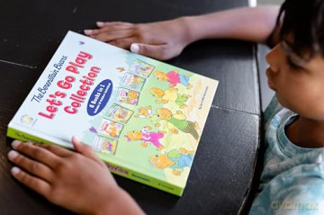 The Berenstain Bears Let's Go Play Collection: 6 Books in 1 (Berenstain Bears/Living Lights: A Faith Story) - Mike Berenstain [KSIĄŻKA]