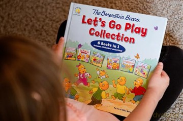 The Berenstain Bears Let's Go Play Collection: 6 Books in 1 (Berenstain Bears/Living Lights: A Faith Story) - Mike Berenstain [KSIĄŻKA]