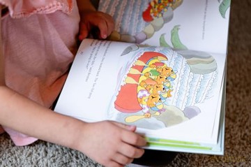 The Berenstain Bears Let's Go Play Collection: 6 Books in 1 (Berenstain Bears/Living Lights: A Faith Story) - Mike Berenstain [KSIĄŻKA]
