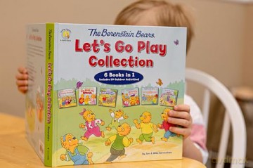The Berenstain Bears Let's Go Play Collection: 6 Books in 1 (Berenstain Bears/Living Lights: A Faith Story) - Mike Berenstain [KSIĄŻKA]